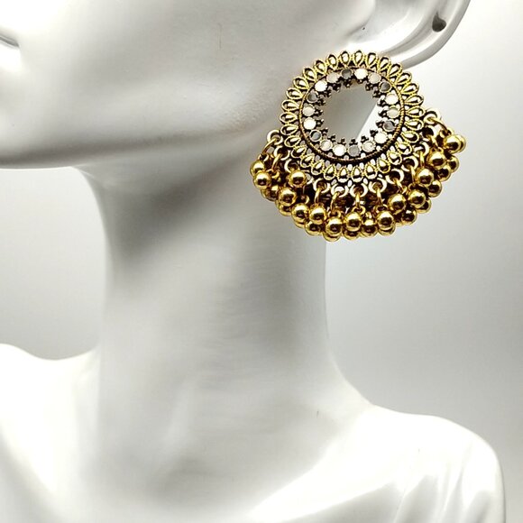 Vintage-style Ornate Round Golden Post-Stud Statement Earrings - Picture 5 of 11
